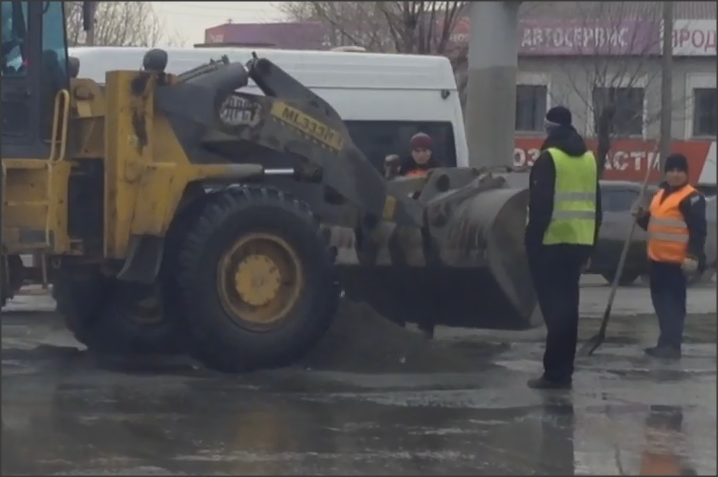 Ямочный ремонт в Челябинске: песчано-щебеночная смесь в лужу
