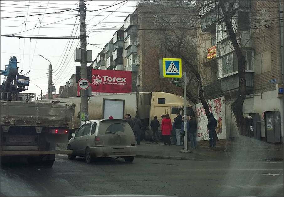В центре Челябинска фура протаранила семь машин и въехала в дом
