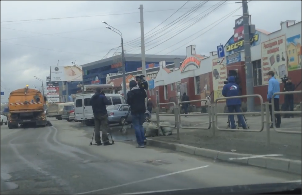 Показуха от Тефтелева: уборку улицы одной машиной снимали на видео пять журналистов