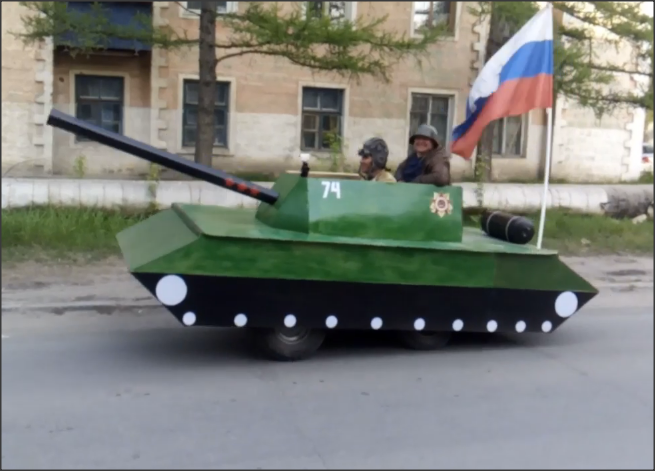9 мая на дорогах Ленинского района ездил двухместный танк-кабриолет