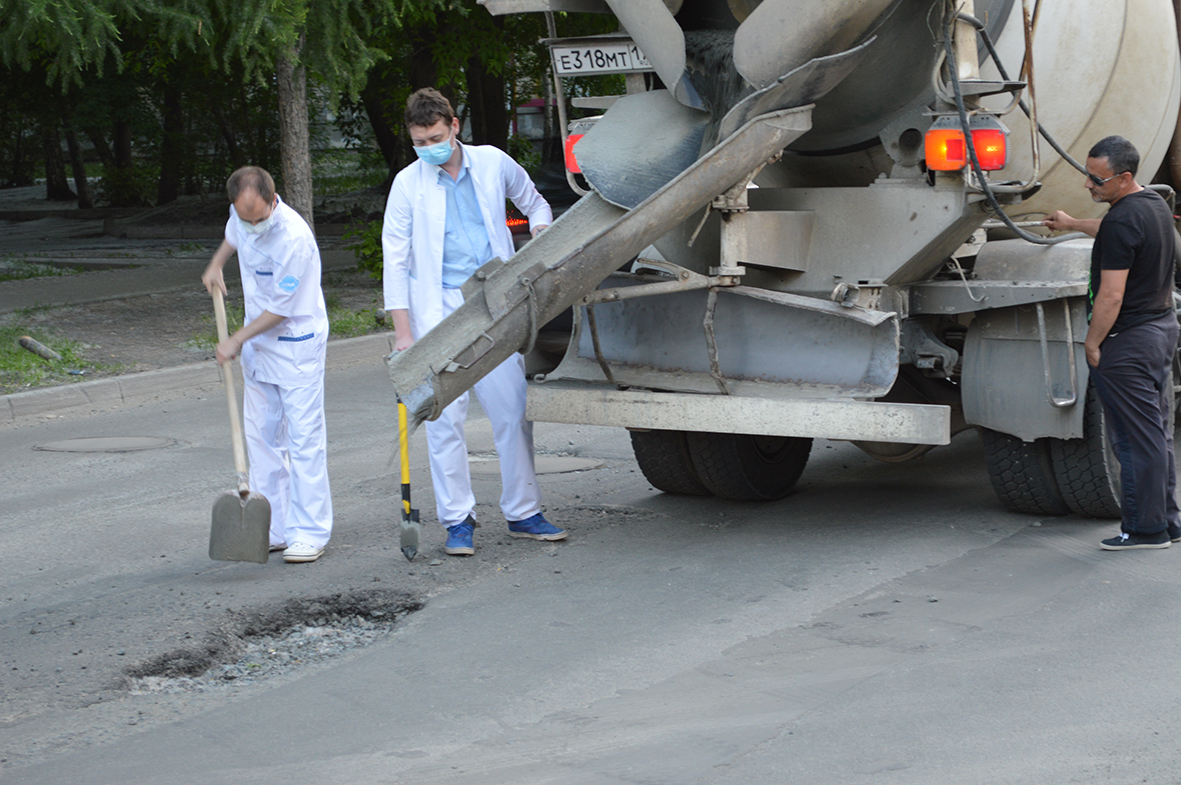 Челябинские стоматологи «заделывают дыры» на дорогах города