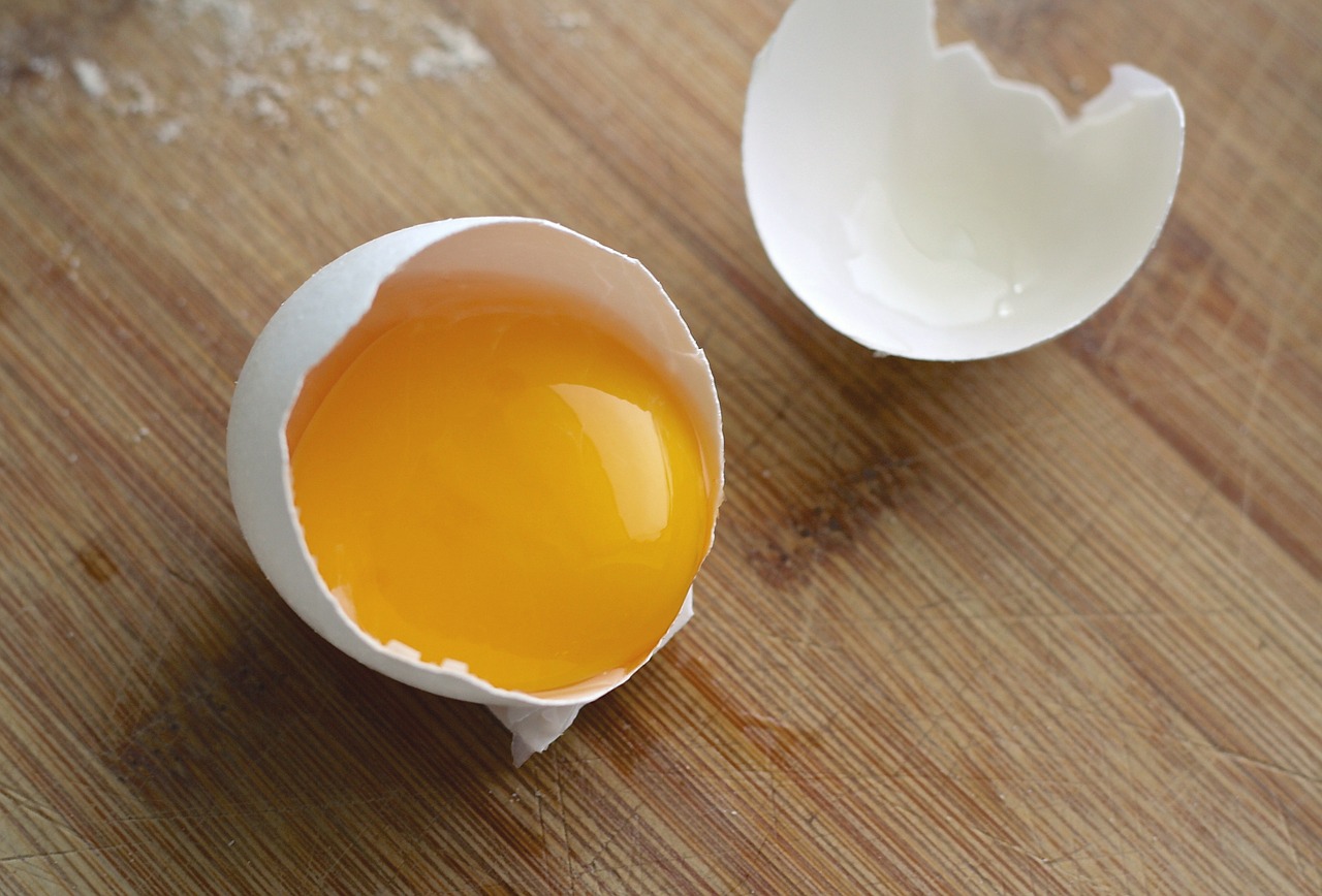 Жидкий яичный желток: польза, противопоказания