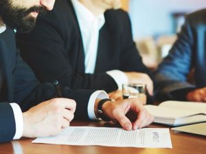 Важность обращения к корпоративному советнику по управлению, праву и контролю